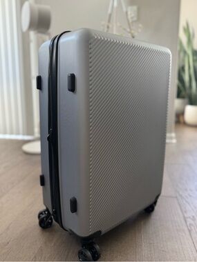New 🧳✈️🌎 CALPAK 26” Hardside Spinner Luggage